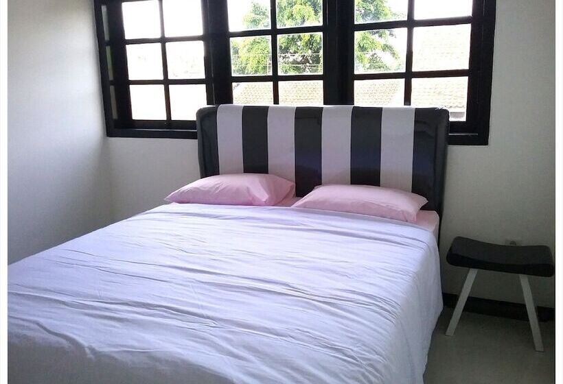 בית מלון כפרי Mess Inn Semarang