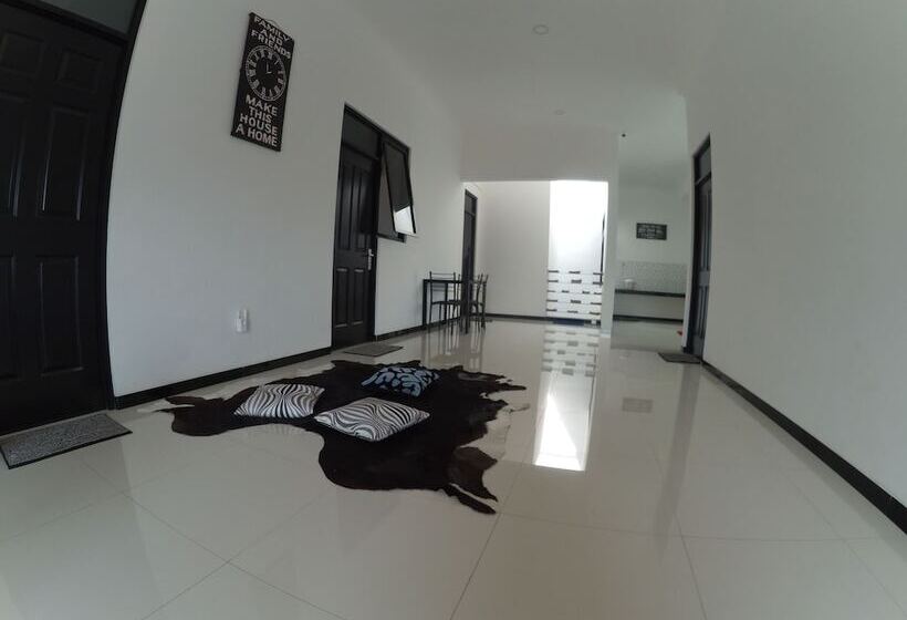 בית מלון כפרי Mess Inn Semarang