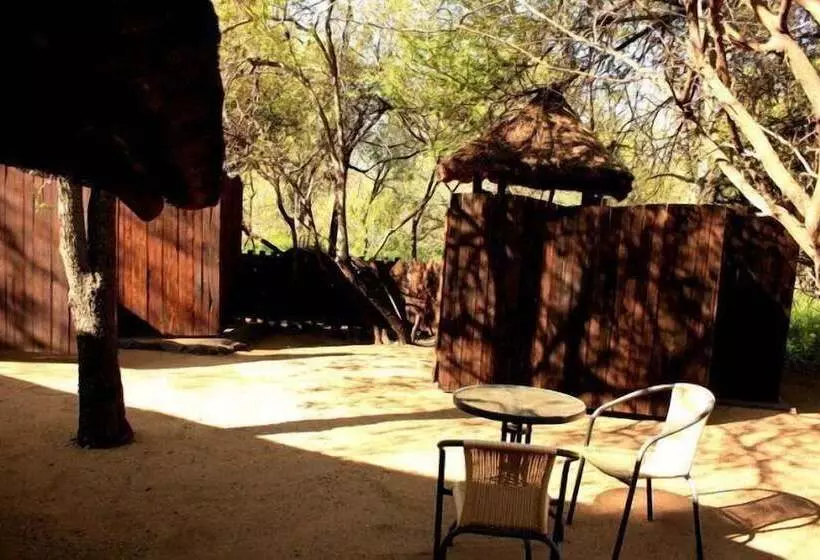 هتل Off Beat Safaris Bush Lodge