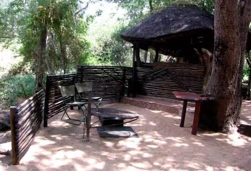 هتل Off Beat Safaris Bush Lodge