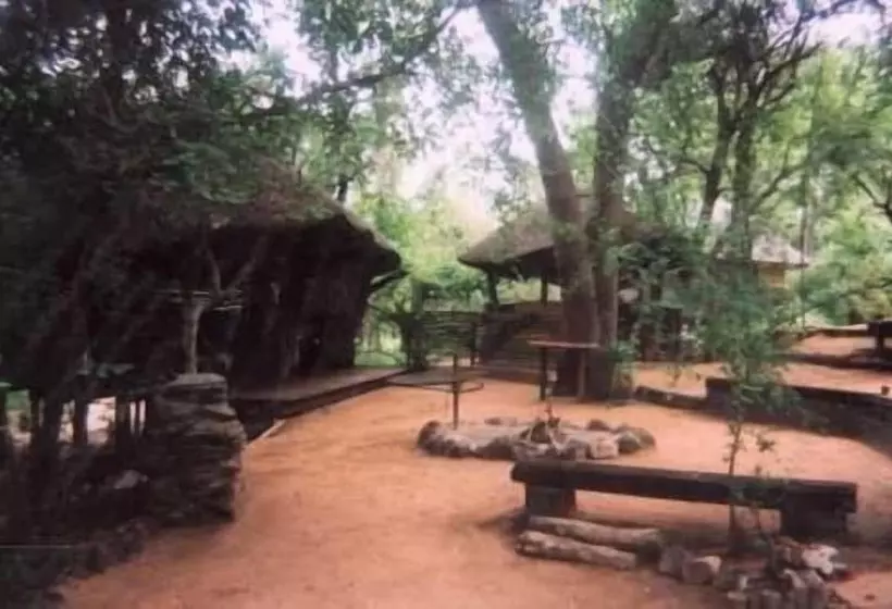 هتل Off Beat Safaris Bush Lodge