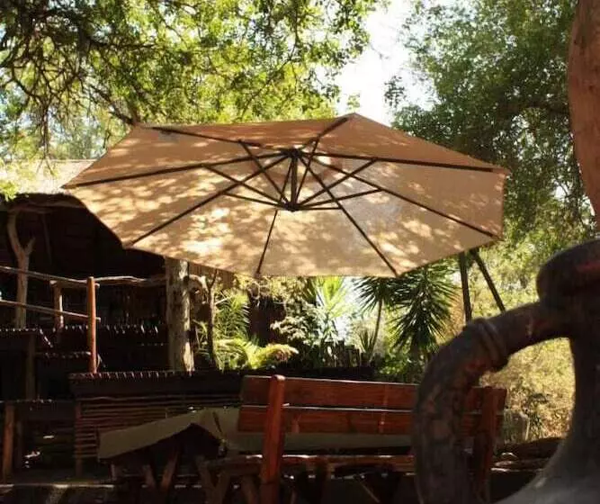 هتل Off Beat Safaris Bush Lodge