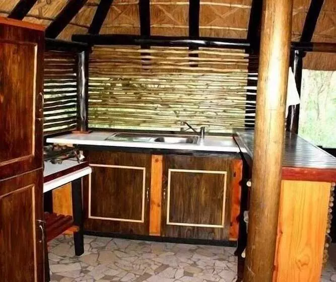 هتل Off Beat Safaris Bush Lodge