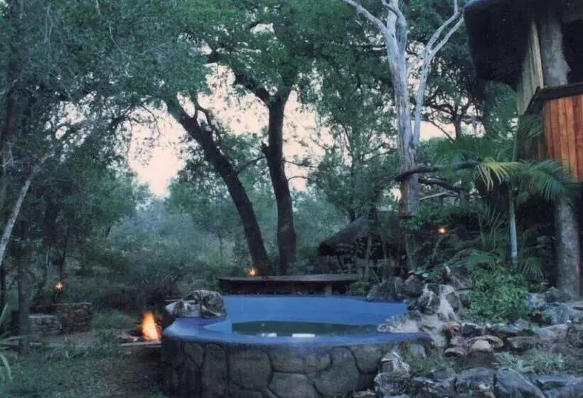 هتل Off Beat Safaris Bush Lodge