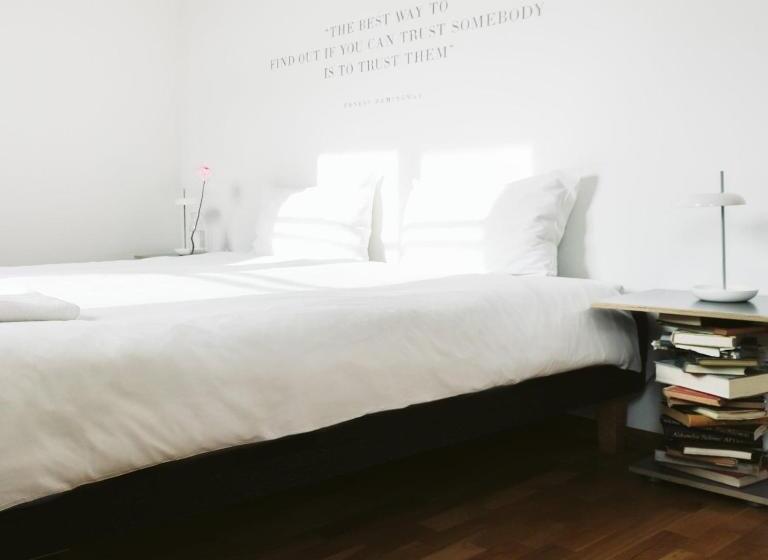 هتل Rooms And Suites At Bookinn B&b