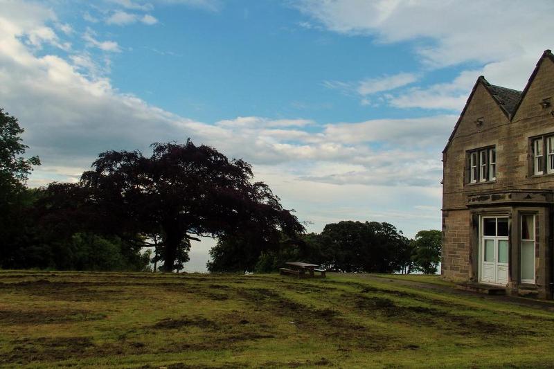 هتل Almond House Lodge