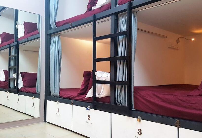 هتل کپسول Meadows Hostel