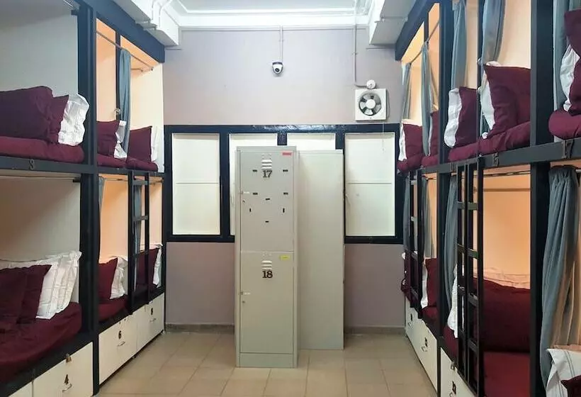 هتل کپسول Meadows Hostel