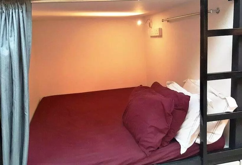 هتل کپسول Meadows Hostel