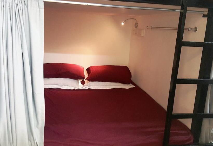 هتل کپسول Meadows Hostel