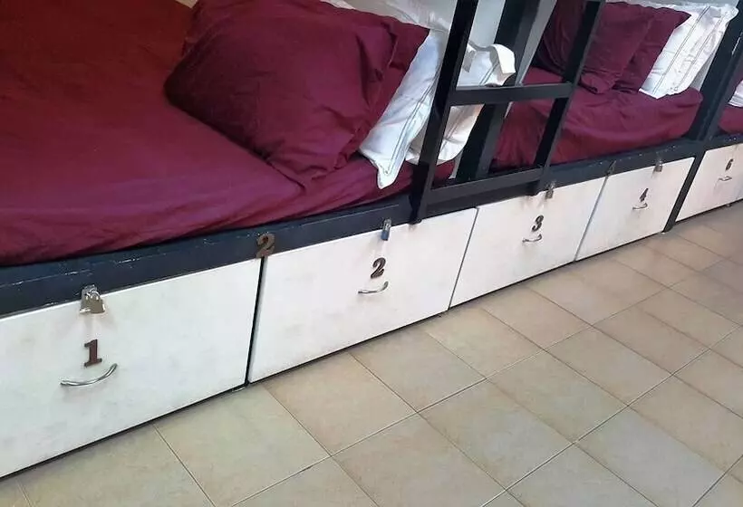 هتل کپسول Meadows Hostel