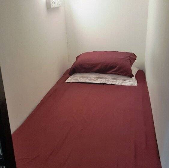 هتل کپسول Meadows Hostel