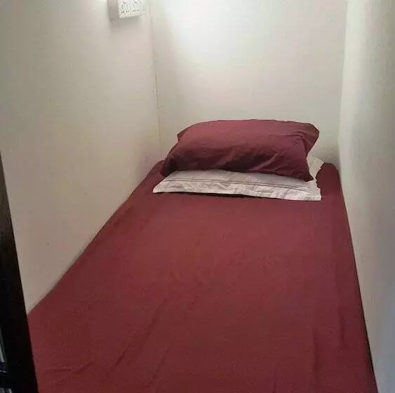 هتل کپسول Meadows Hostel