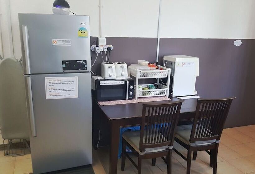 هتل کپسول Meadows Hostel