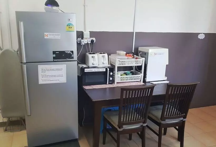 هتل کپسول Meadows Hostel