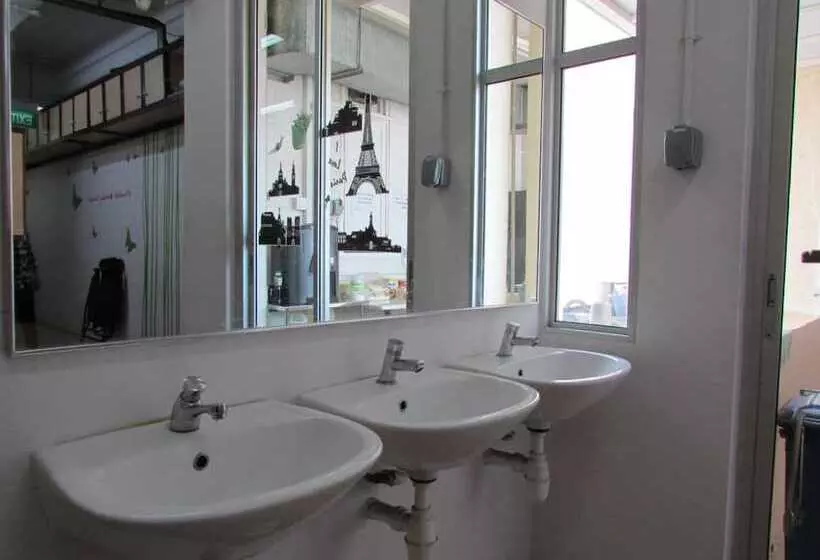 هتل کپسول Meadows Hostel