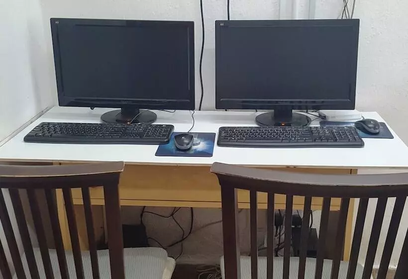 هتل کپسول Meadows Hostel