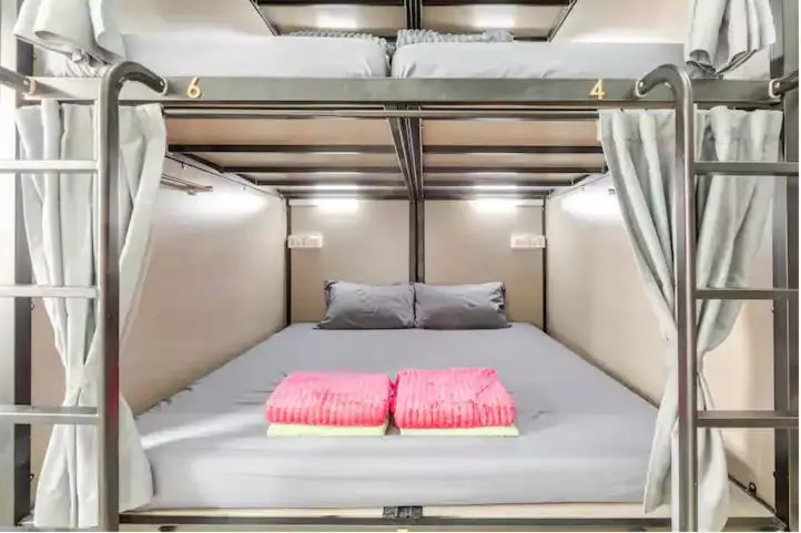 هتل کپسول Meadows Hostel