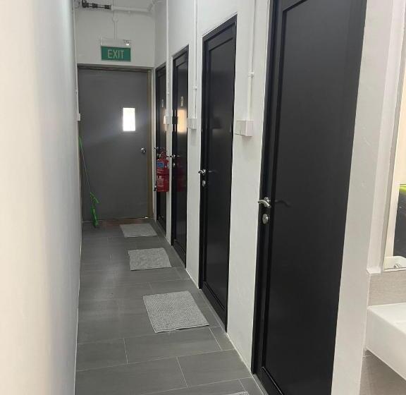 هتل کپسول Meadows Hostel