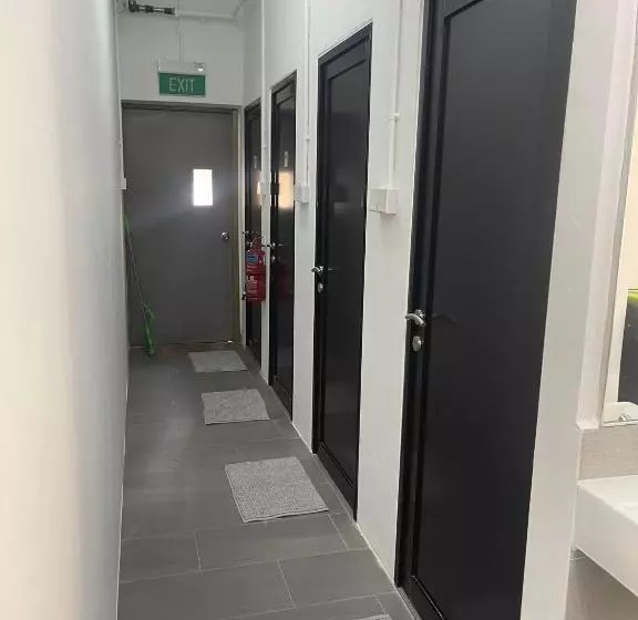 هتل کپسول Meadows Hostel