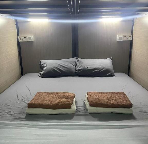 هتل کپسول Meadows Hostel