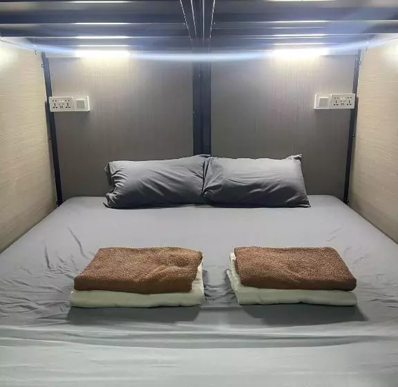 هتل کپسول Meadows Hostel