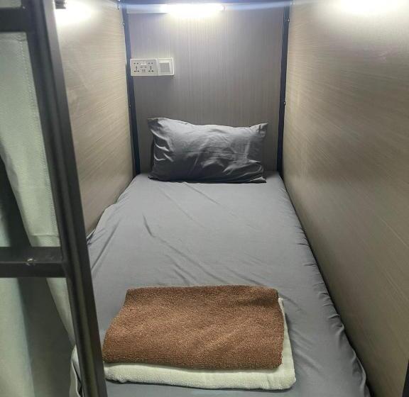 هتل کپسول Meadows Hostel