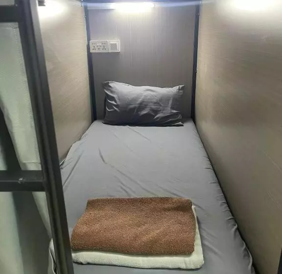 هتل کپسول Meadows Hostel