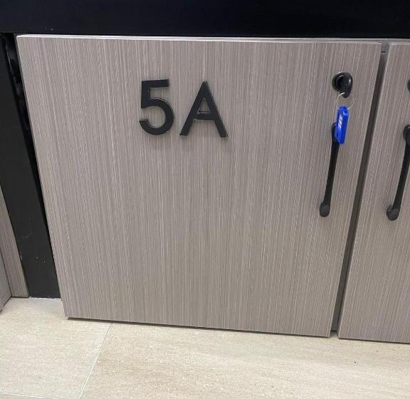 هتل کپسول Meadows Hostel