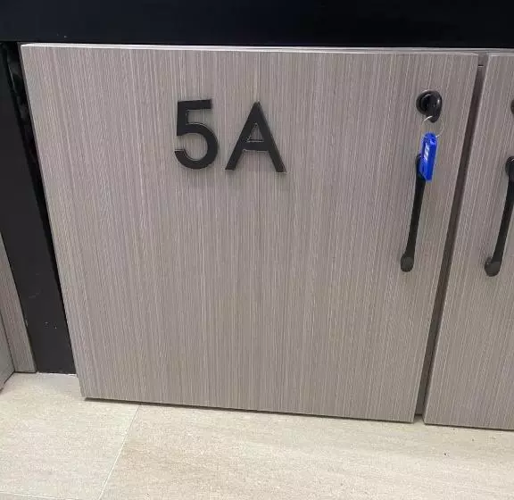 هتل کپسول Meadows Hostel