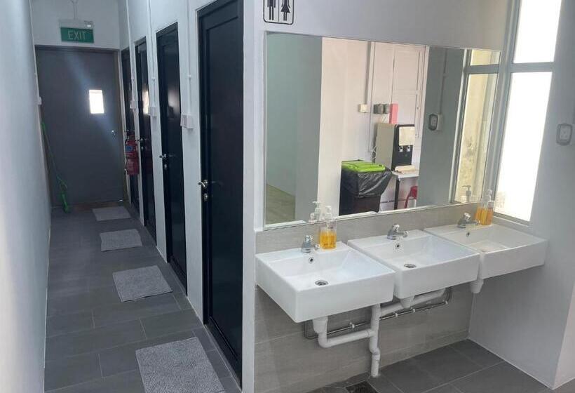 هتل کپسول Meadows Hostel