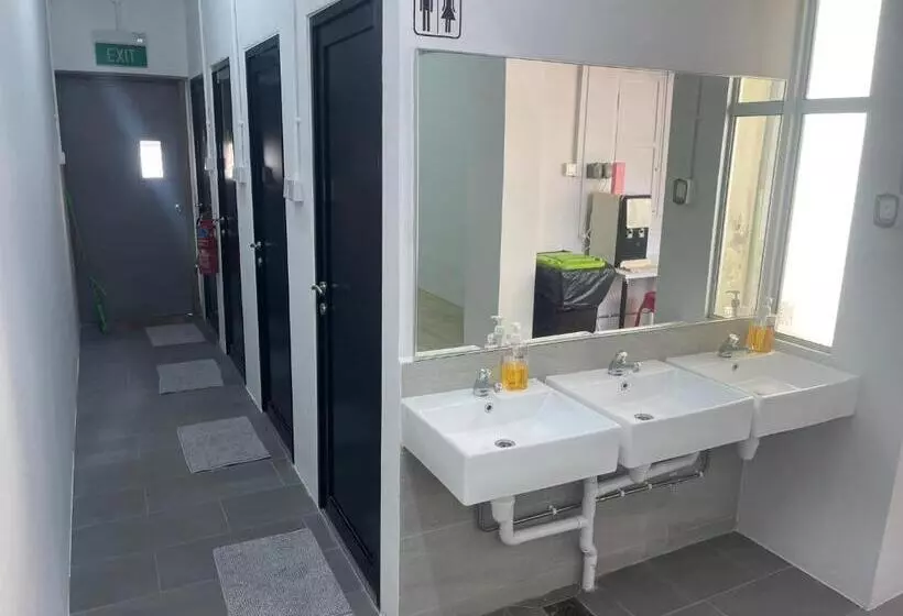 هتل کپسول Meadows Hostel