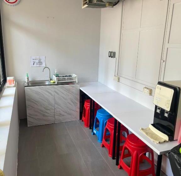 هتل کپسول Meadows Hostel