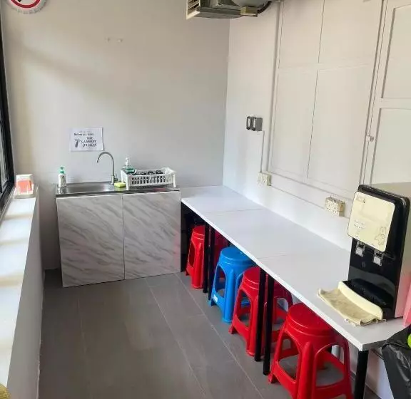 هتل کپسول Meadows Hostel