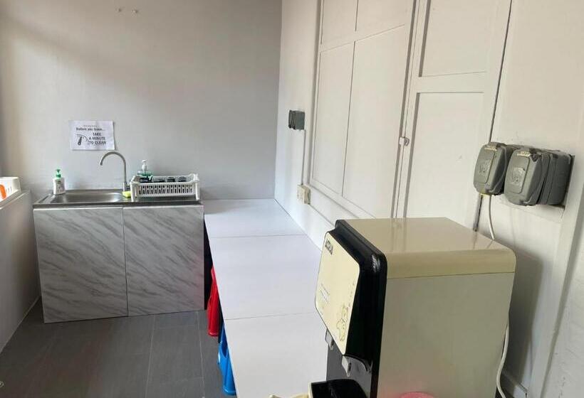 هتل کپسول Meadows Hostel