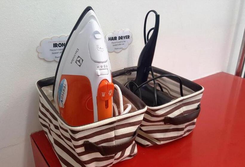 هتل کپسول Meadows Hostel