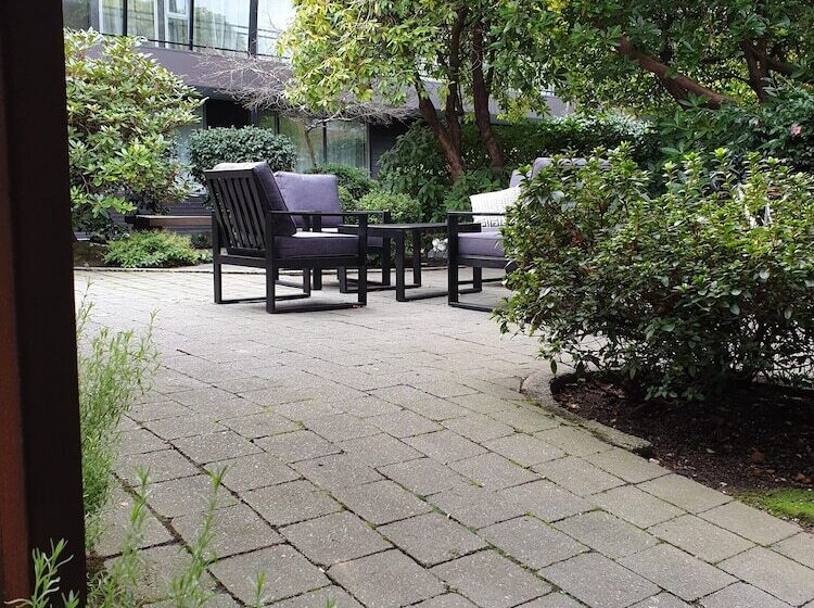 汽车旅馆  Aurora On George