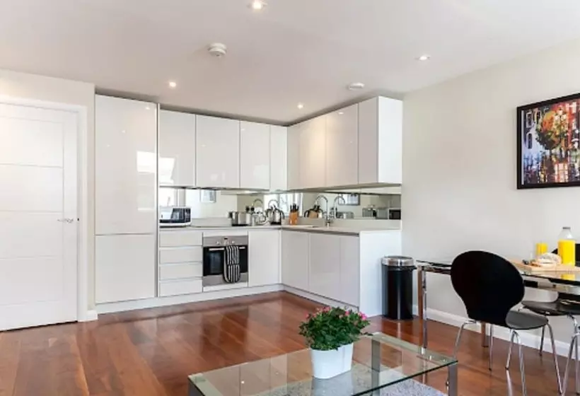 One Bed Serviced Apt Near Holborn In Chancery Lane
