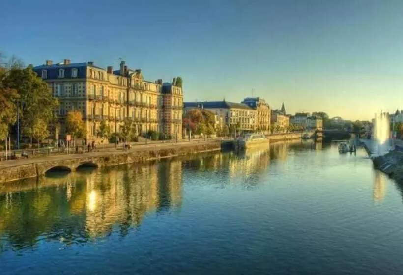 ホテル Hôtel Restaurant Le Privilège   Authentic By Balladins