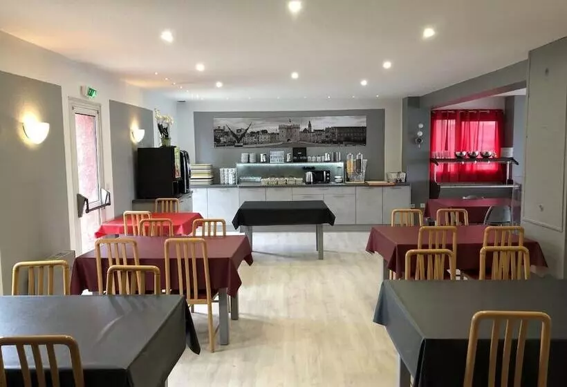 ホテル Hôtel Restaurant Le Privilège   Authentic By Balladins