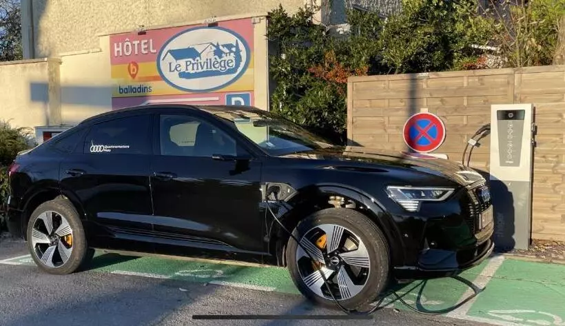 ホテル Hôtel Restaurant Le Privilège   Authentic By Balladins