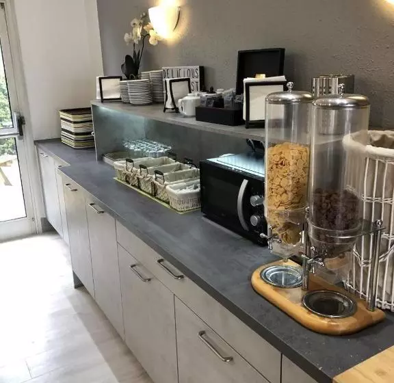 ホテル Hôtel Restaurant Le Privilège   Authentic By Balladins