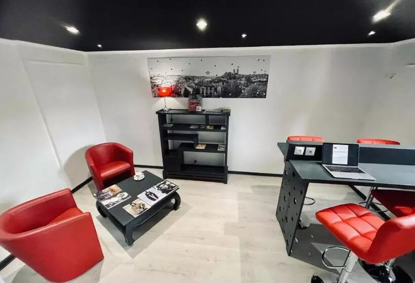 ホテル Hôtel Restaurant Le Privilège   Authentic By Balladins