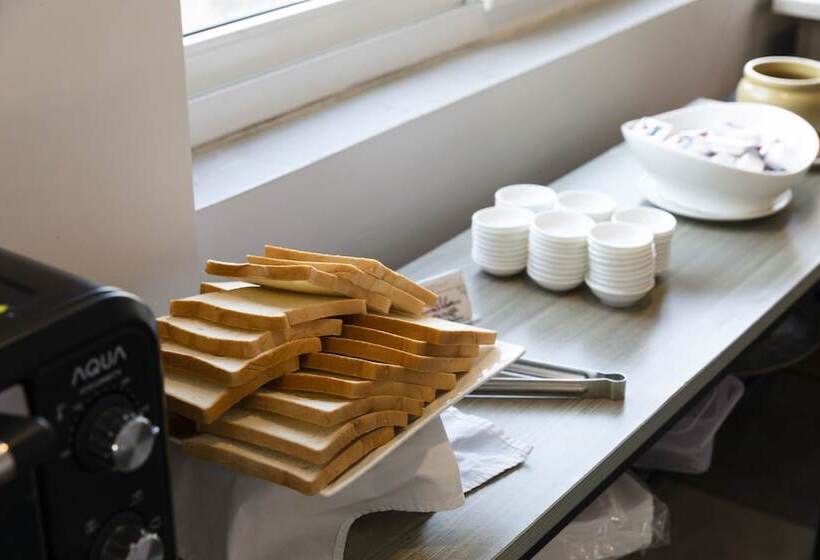 Maple Leaf Hotel & Apartment