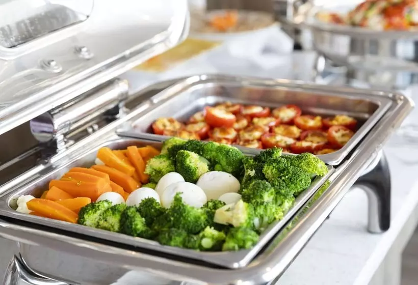 Maple Leaf Hotel & Apartment