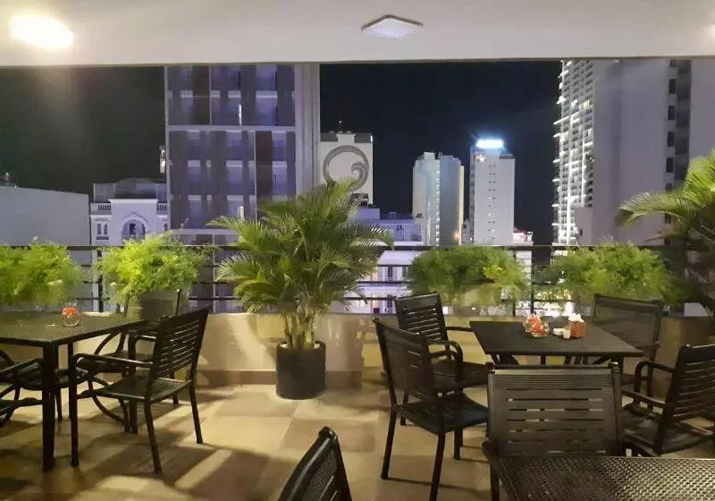 Maple Leaf Hotel & Apartment