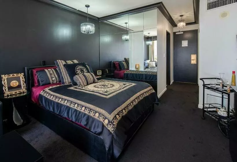 Hotelli Designer Suites   Versace On View