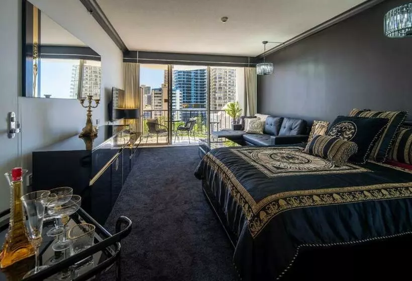 Hotelli Designer Suites   Versace On View