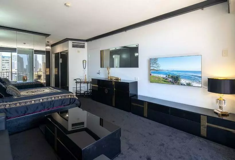 Hotelli Designer Suites   Versace On View