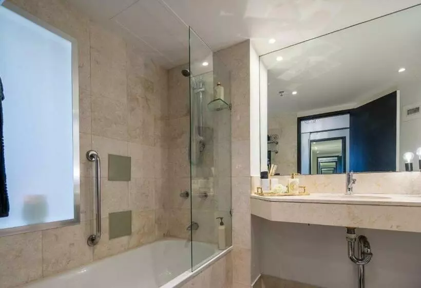 Hotelli Designer Suites   Versace On View